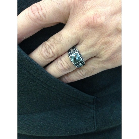 Ανδρικό δαχτυλίδι από μασίφ ασήμι 925 με μαίανδρο και πέτρα μαύρο ζιργκόν