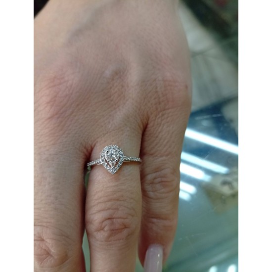 Λευκόχρυσο δαχτυλίδι με μπριγιάν κέντρο σχήμα μαρκίζα